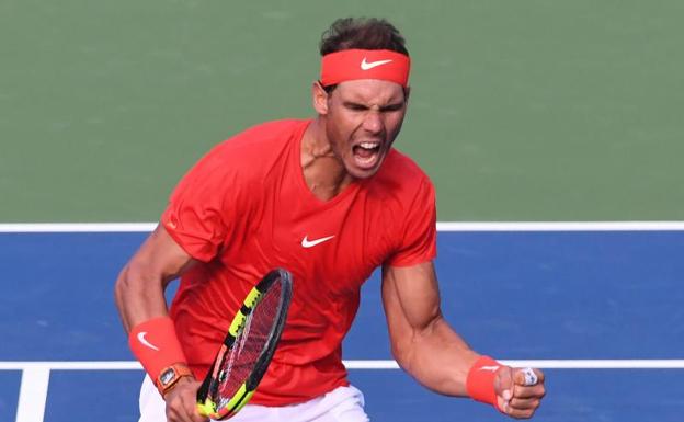 Nadal celebra en su duelo ante Tsitsipas.