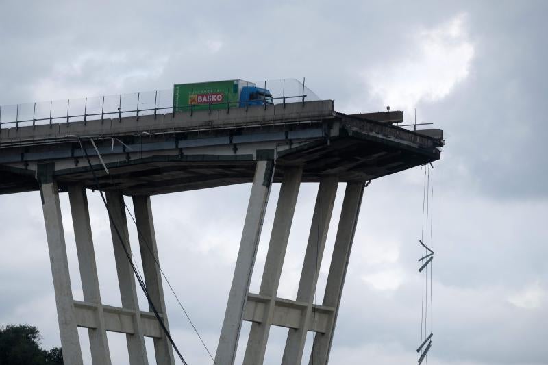 Numeros vehículos se han precipitado al vacío tras el derrumbe de la infraestructura