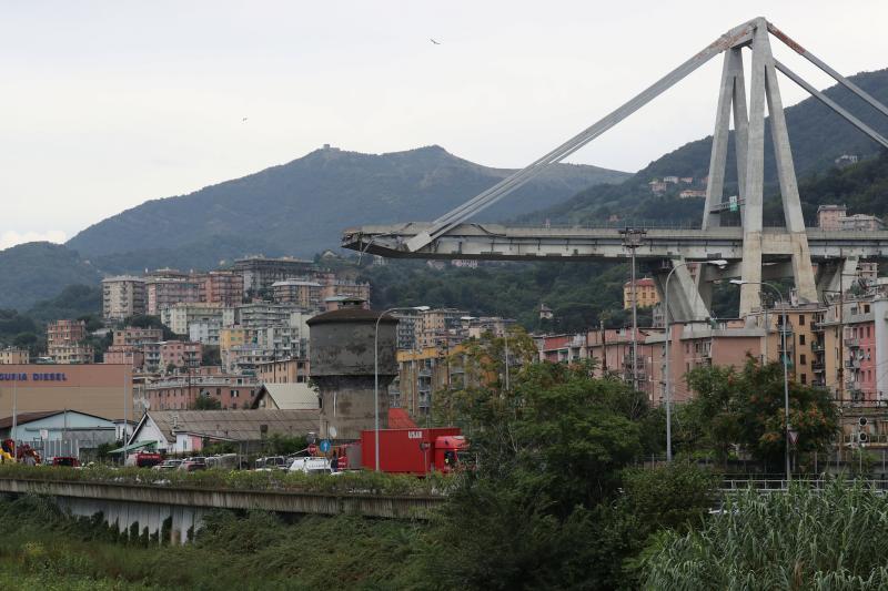 Numeros vehículos se han precipitado al vacío tras el derrumbe de la infraestructura