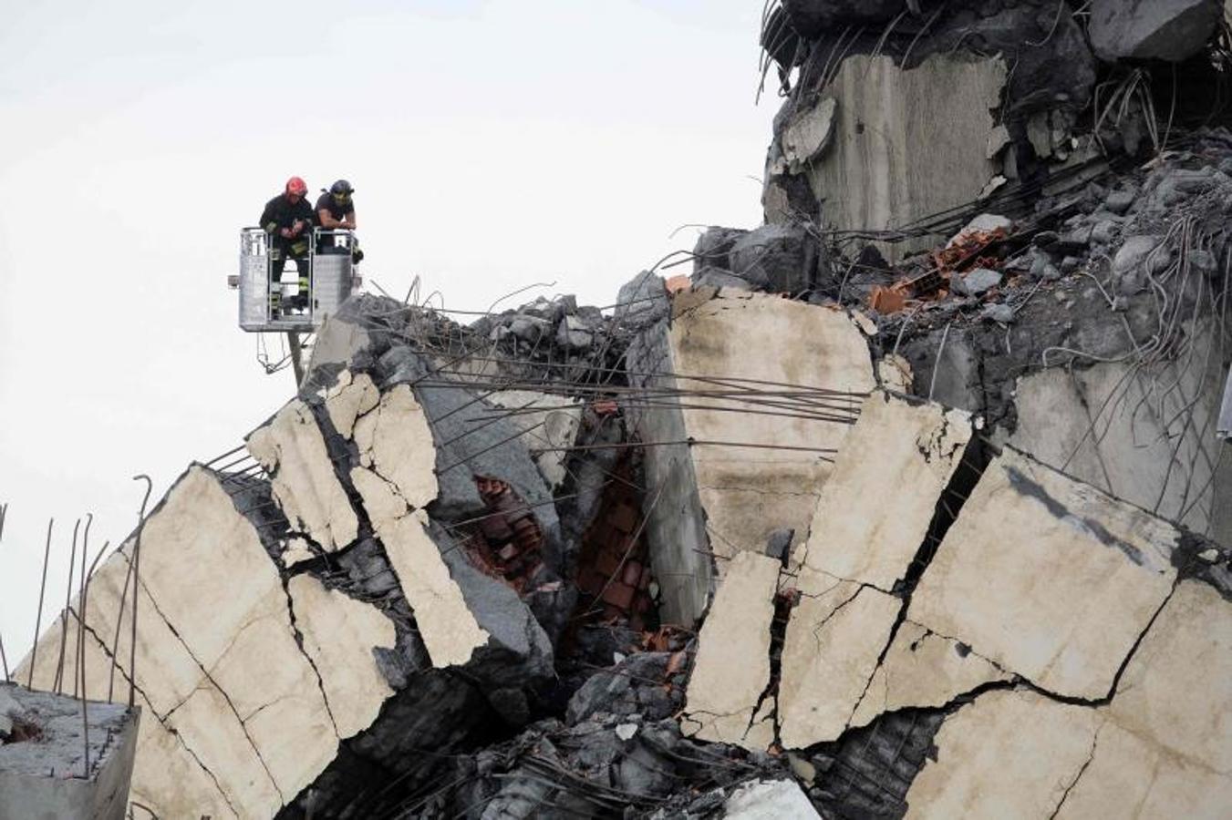 Numeros vehículos se han precipitado al vacío tras el derrumbe de la infraestructura