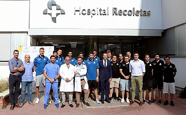 Directiva, cuerpo técnico, jugadores y médicos posan para la primera instantánea del curso