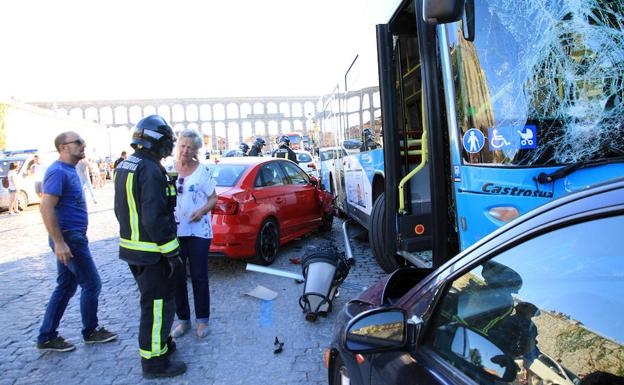 Representantes municipales y de los bomberos comprueban los daños ocasionados en el accidente. 