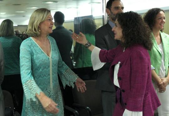 Pilar del Olmo, consejera de Economía y Hacienda, saluda a la ministra de Hacienda, María Jesús Montero, en una reunión del Consejo de Política Fiscal y Financiera.