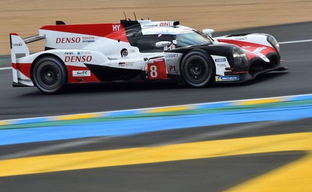 El Toyota de Fernando Alonso, durante las 24 horas de Le Mans. 