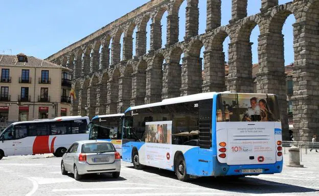 Autobuses de Urbanos de Segovia en la plaza de Artillería.