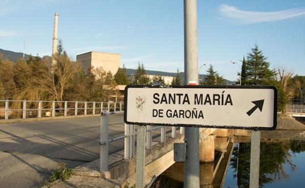 Cartel que anuncia la entrada en Santa María de Garoña