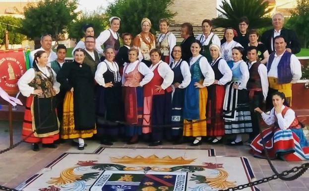 Foto de familia del grupo de danzas de Tardajos en un viaje a la localidad murciana de Alguazas.