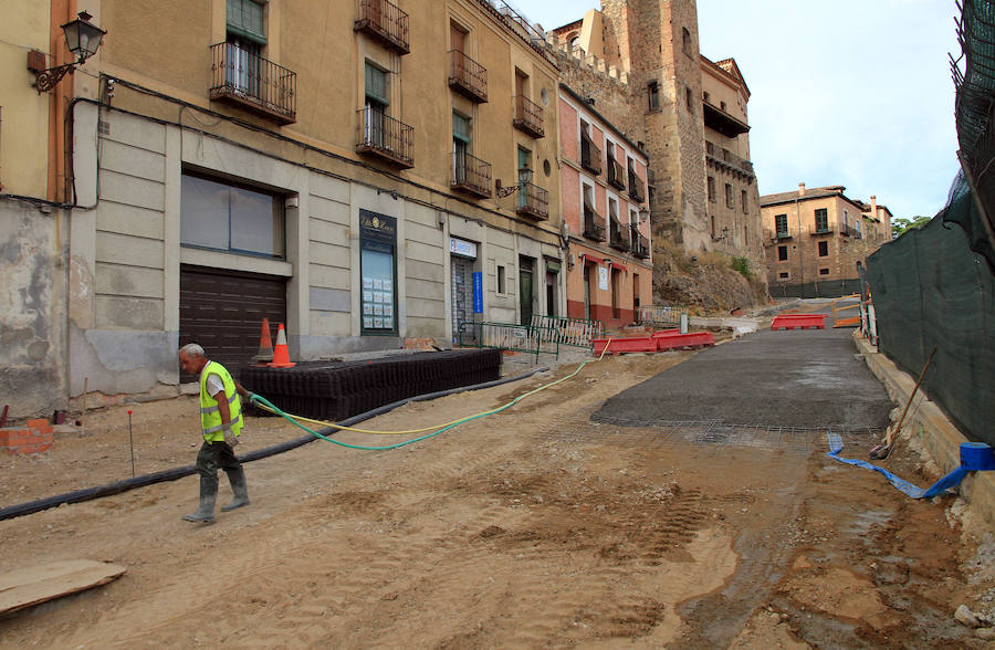 El hormigón cubre ya buena parte del carril derecho de la calle San Juan.