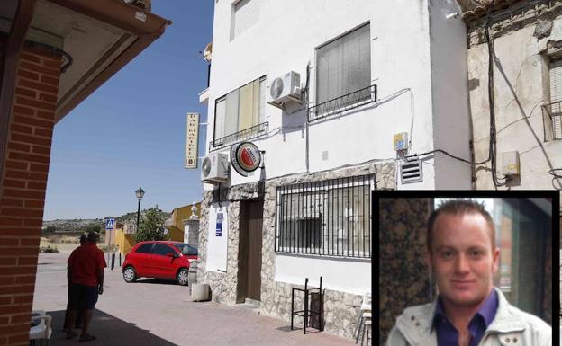 La Guardia Civil desprecintó ayer el bar tras recoger las pruebas. A la derecha, Manuel M. B., el preunto autor del crimen. 