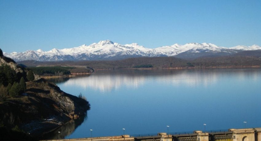 Pantano de Aguilar de Campoo (Palencia). Al ser un embalse muy cercano a la población de Aguilar de Campoo, se le clasifica como un embalse prácticamente urbano, bien integrado en el entorno y de fácil acceso. Entre las actividades más practicadas en esta zona destacan el senderismo y las diferentes rutas que se pueden llevar a cabo, como la famosa '‘Ruta de los Pantanos', que recorre la montaña palentina invitando a disfrutar de un espectacular paisaje. Cerca del Embalse de Aguilar se sitúa una espaciosa playa, bastante transitada, y donde se pueden practicar deportes como la vela.