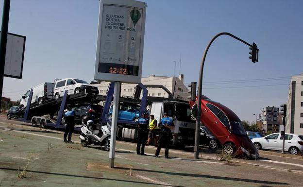 El vehículo que se ha caído del camión que lo transportaba. 