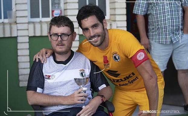 Julio Rico junto a un aficionado en un partido de pretemporada.