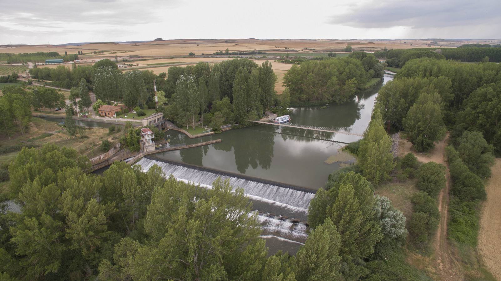 El Canal de Castilla cruza el Pisuerga en Herrera de Pisuerga (Palencia).