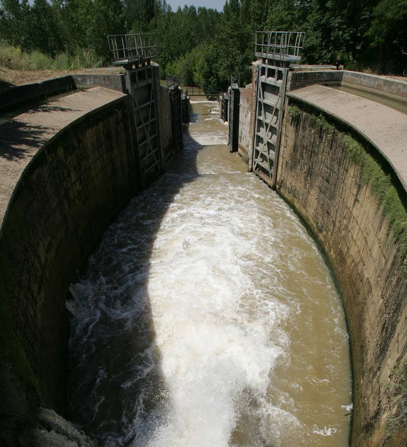 Esclusa del Canal de Castilla a la altura Ribas de Campos (Palencia).