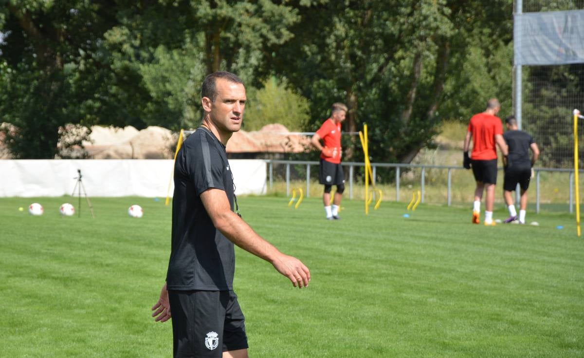 José Manuel Mateo dirigiendo un entrenamiento.