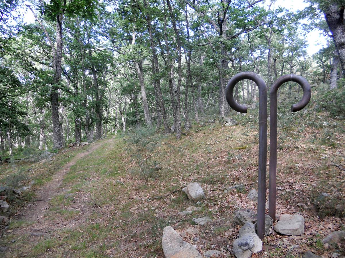 Una ruta de 11 kms, con un recorrido circular que une Villabellaco, Valle de Santullán y el Santuario del Carmen | Una senda en homenaje al escultor local Ursicinio Martínez entre bosques de rebollos y esculturas de sus compañeros del Grupo Muriel