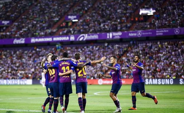 Los jugadores del Barça celebran el gol de Dembélé. 