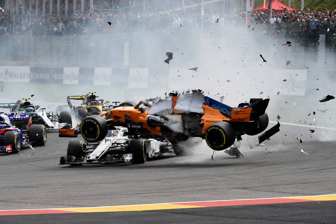 Fotos: Las imágenes del brutal accidente de Fernando Alonso