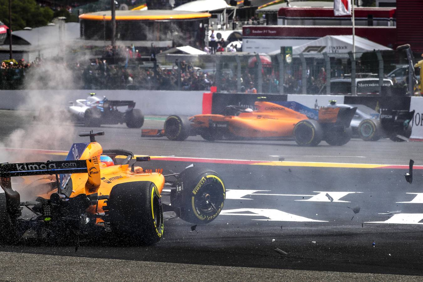 Fotos: Las imágenes del brutal accidente de Fernando Alonso