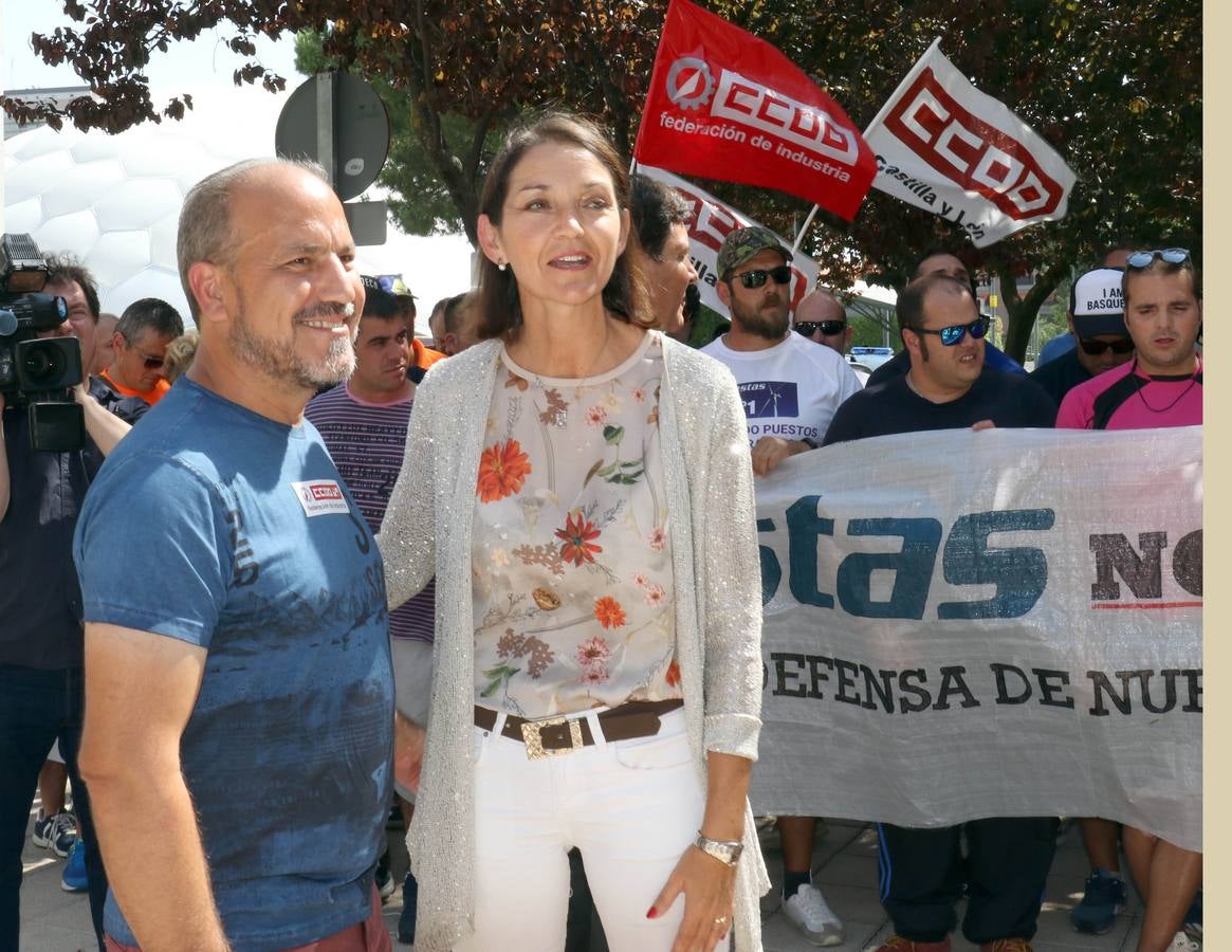 La ministra de Industria Reyes Maroto se suma a la reunión de Juan Vicente Herrera con el comité de empresa tras el anuncio del cese total de la actividad