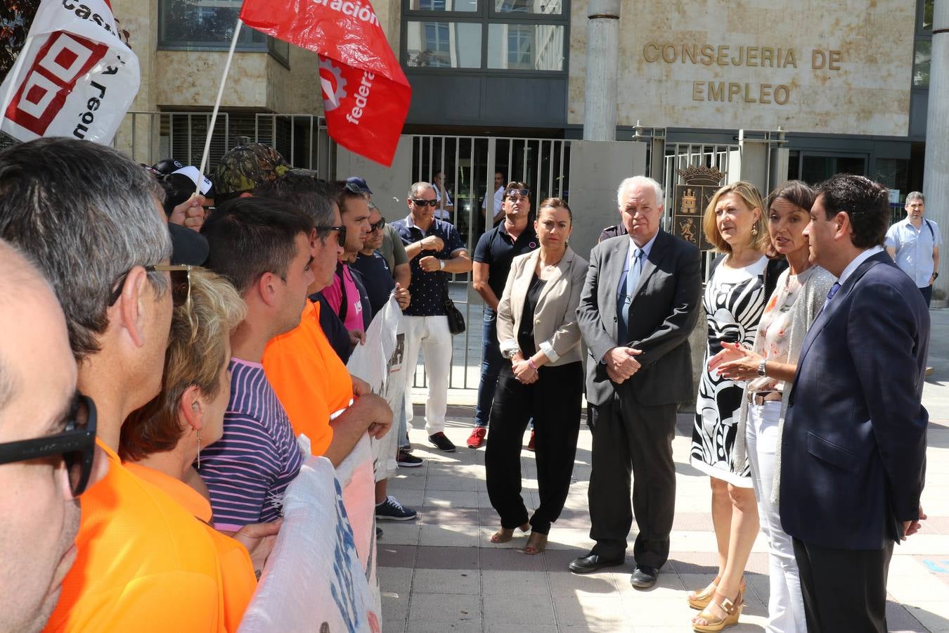 La ministra de Industria Reyes Maroto se suma a la reunión de Juan Vicente Herrera con el comité de empresa tras el anuncio del cese total de la actividad