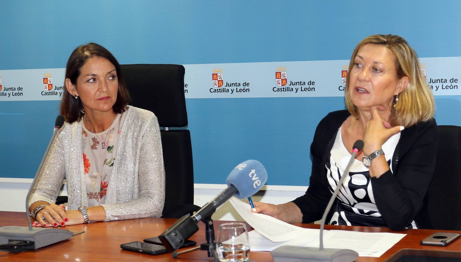 La ministra de Industria Reyes Maroto se suma a la reunión de Juan Vicente Herrera con el comité de empresa tras el anuncio del cese total de la actividad