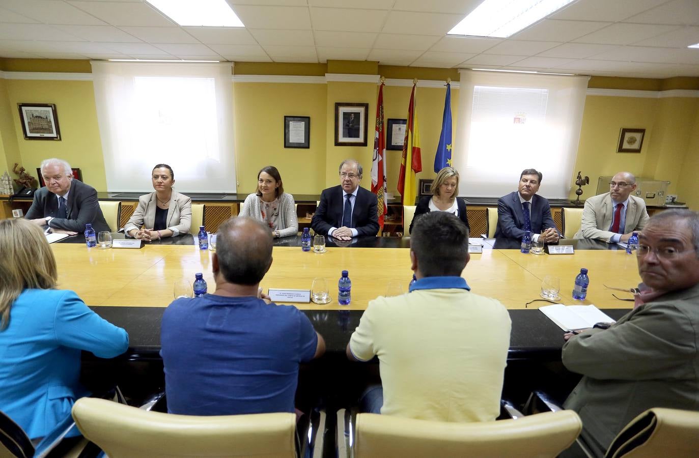 La ministra de Industria Reyes Maroto se suma a la reunión de Juan Vicente Herrera con el comité de empresa tras el anuncio del cese total de la actividad