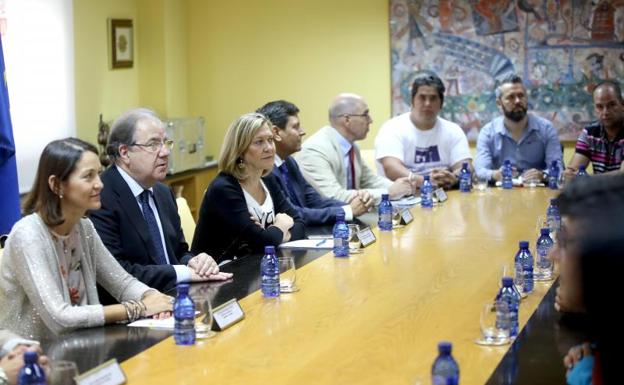 Juan Vicente Herrera, Reyes Maroto, Pilar del Olmo y Carlos Fernández Carriedo, con los trabajadores y sindicatos.