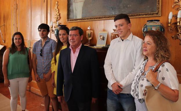 El presidente de la Diputación, César Rico, junto a los tres alumnos que viajarán a Florencia y dos profesoras.