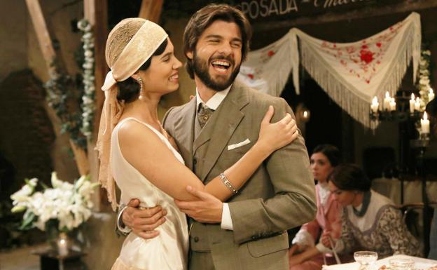 María y Gonzalo (a los que dan vida Loreto Mauleón y Jordi Coll), en la escena del día de su boda de una temporada anterior.