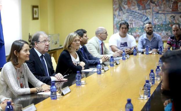 Reyes Maroto, Juan Vicente Herrera, Pilar del Olmo y Carlos Fernández Carriedo en la reunión con el comité de empresa. 