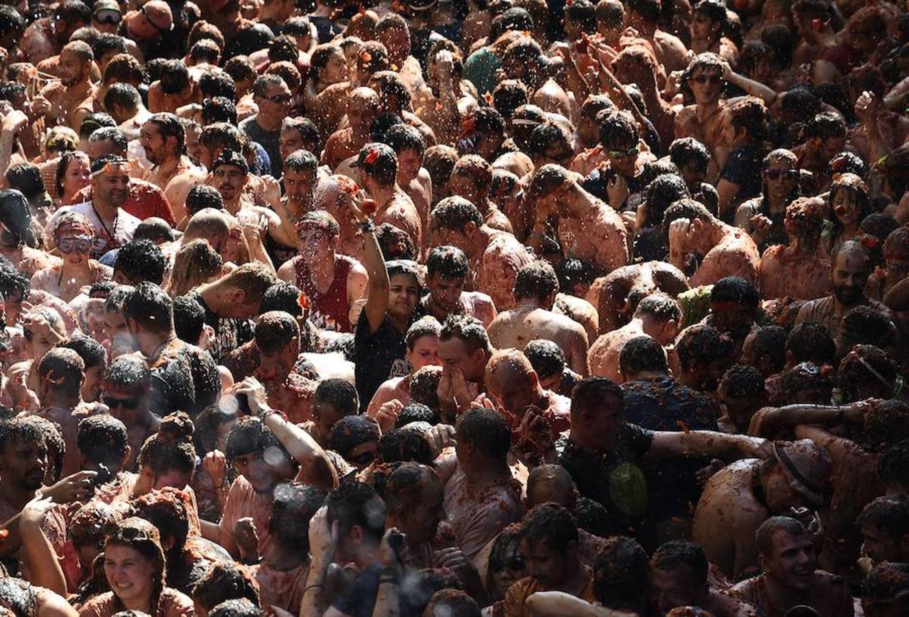 Unas 20.000 personas han lanzado 145.000 kilos de tomate en las fiestas de la localidad valenciana.