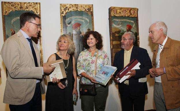 La visitante número 100.000 de la muestra, junto al director general de Patrimonio Cultural, Enrique Saiz; al presidente de la Fundación de las Edades, Gonzalo Jimenez; a la la alcaldesa de Aguilar, María José Ortega; y al delegado de la Junta, Luis Domingo Gonzalez. 