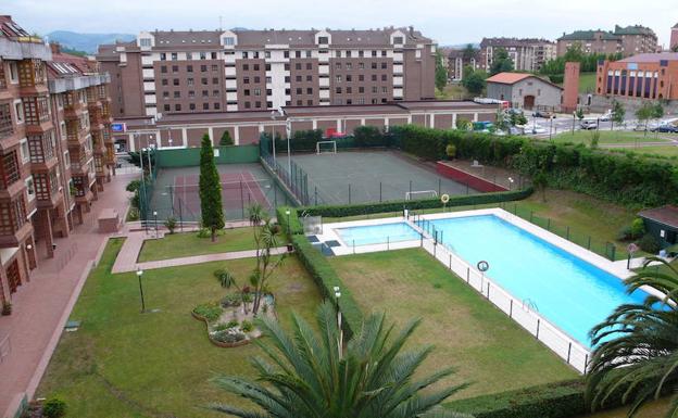 Piscina en una urbanización.