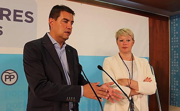 Ángel Ibáñez, junto a Irene Cortés en la rueda de prensa.