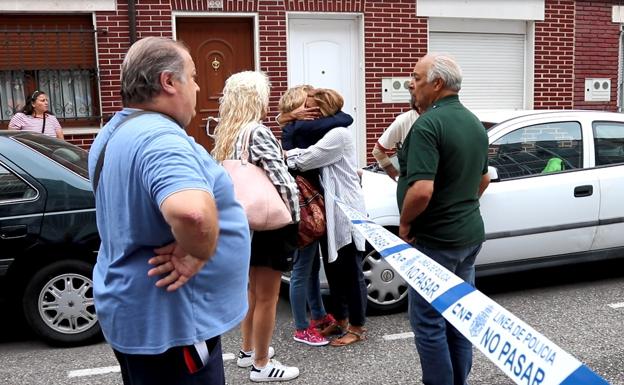 Familiares de la víctima, emocionados tras conocer que la joven se encontraba con vida entre los escombros