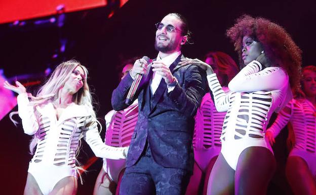 Maluma, junto a sus bailarinas durante su concierto en Palencia.