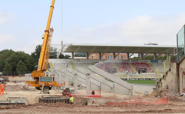 Ya es visible parte de la estructura de la nueva grada de Lateral. 