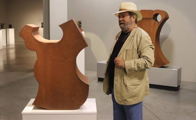 José Antonio Bustillo, junto a una de las obras de la exposición.