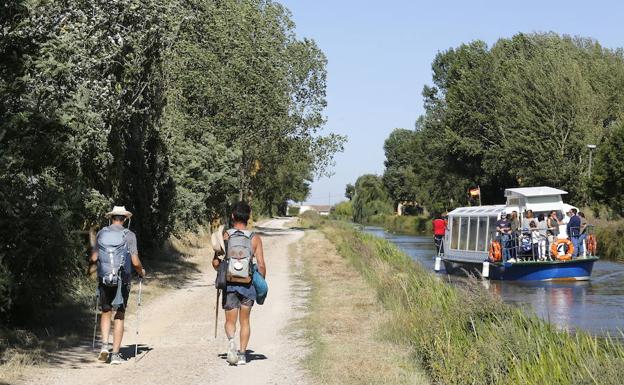 Dos peregrinos del Camino de Santiago entre Frómista y Boadilla del Camino. 