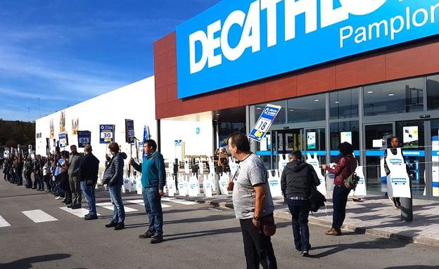 Trabajadores de Decathlon en Panmplona protestan contra el anunciado traslado del centro logístico a León.