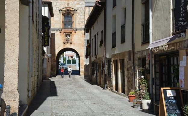 Vista de una calle de Covarrubias, una localidad que recibe cada año a miles de turistas.