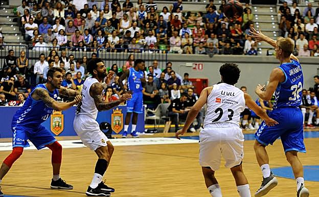 Jaramaz cede el balón a un compañero