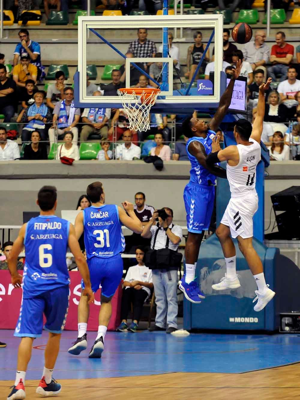 Fotos: Imágenes del partido de presentación del San Pablo Burgos ante el Real Madrid