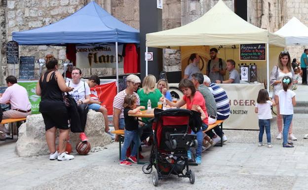 Varias familias, disfrutando del Birra Fest Burgos en el Monasterio de San Juan.