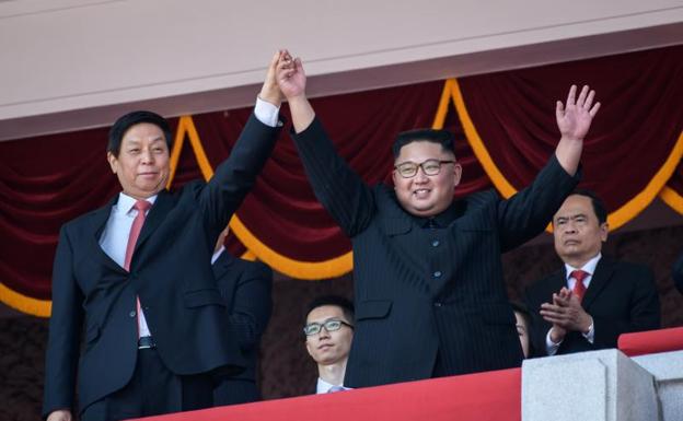 Li Zhanshu, número tres del Partido Comunista chino, junto a Kim Jong-un.