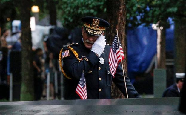 Un oficial de policía llora frente al monumento de recuerdo a las víctimas del 11-S en Nueva York.