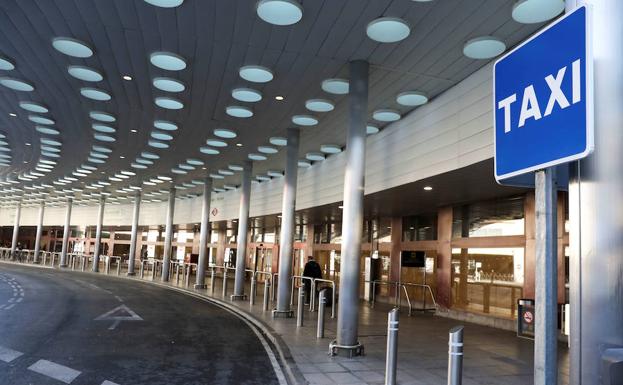 Parada de taxis en el aeropuerto de Madrid. 