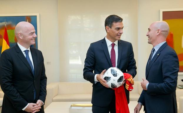 Gianni Infantino, Pedro Sánchez y Luis Rubiales. 