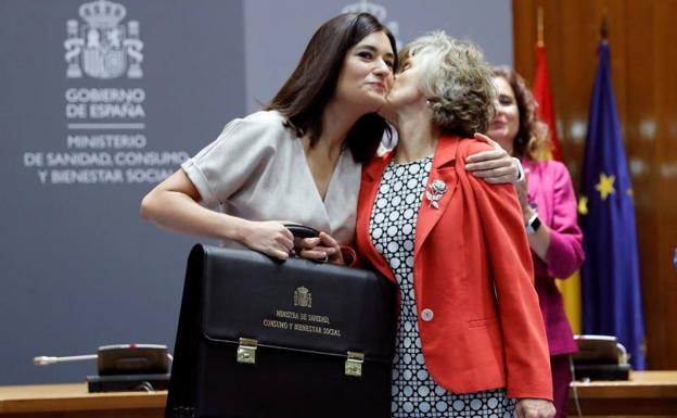 La nueva ministra de Sanidad, María Luisa Carcedo (derecha), abraza a su antecesora, Carmen Montón.